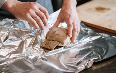 Варто про це знати: які продукти не можна зберігати у фользі