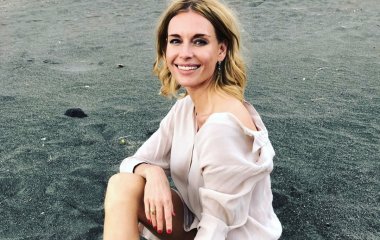 Обнаженная Любовь Толкалина позировала в поле