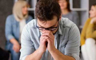 7 речей, які в жодному разі не можна робити у присутності інших людей, бо втратите все