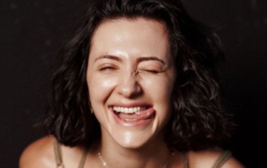 Жена Сергея Бабкина насмешила забавным видео, как в купальнике ложится в снег и попивает коктейль