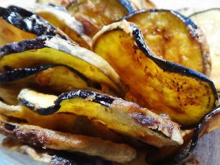 Легкая закуска: пошаговый рецепт чипсов из баклажанов