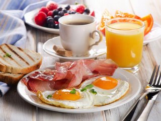Три продукти, які не можна їсти на сніданок: поради стоматолога