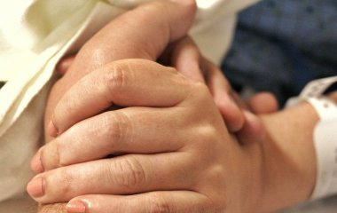 Що відчувають і бачать люди перед смертю: розповідь медсестри хоспісу