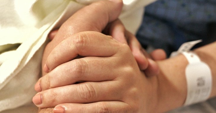 Що відчувають і бачать люди перед смертю: розповідь медсестри хоспісу