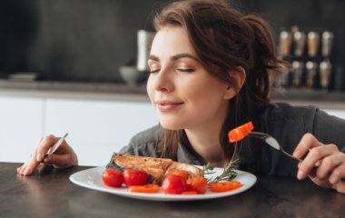Стане тільки гірше: лікарі назвали продукти, які не можна їсти під час стресу