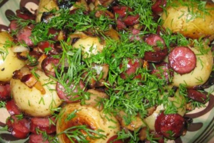 Молода картопля запечена з грибами та мисливськими ковбасками