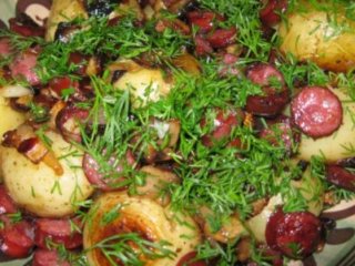 Молода картопля запечена з грибами та мисливськими ковбасками