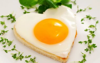 Накормить всех: необычные рецепты приготовления яичницы