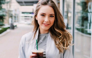 Единственная дочь Эминема в откровенном купльнике засветила упругий пресс