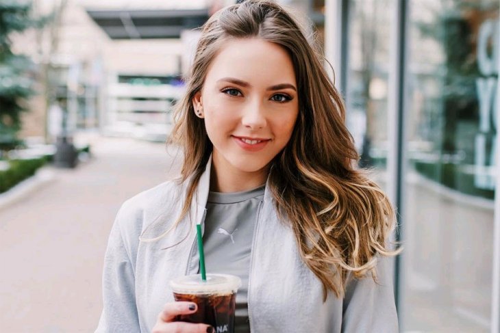 Единственная дочь Эминема в откровенном купльнике засветила упругий пресс