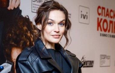 Позируя фотографам на премьере фильма, Алёна Водонаева показала кружевное нижнее бельё