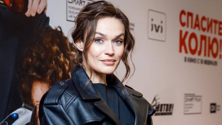 Позируя фотографам на премьере фильма, Алёна Водонаева показала кружевное нижнее бельё