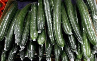 Чому довгі огірки продають у плівці: справжня причина здивує навіть тих, хто купує їх роками