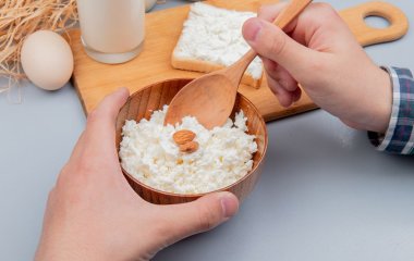 Простий трюк, який допоможе відрізнити натуральний кисломолочний сир від підробки з «пальмою»