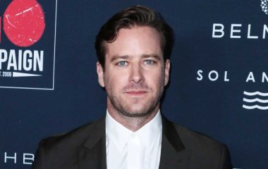 Голливудский актер резвится с красоткой на островах после обвинений в насилии