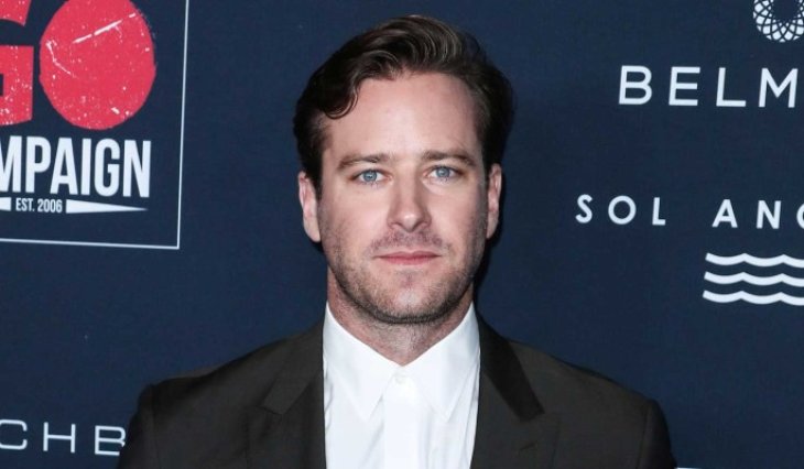 Голливудский актер резвится с красоткой на островах после обвинений в насилии