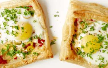 Слойки с яйцом, ветчиной и сыром