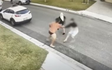 Смельчак в одних трусах сумел дать отпор ворам (ВИДЕО)