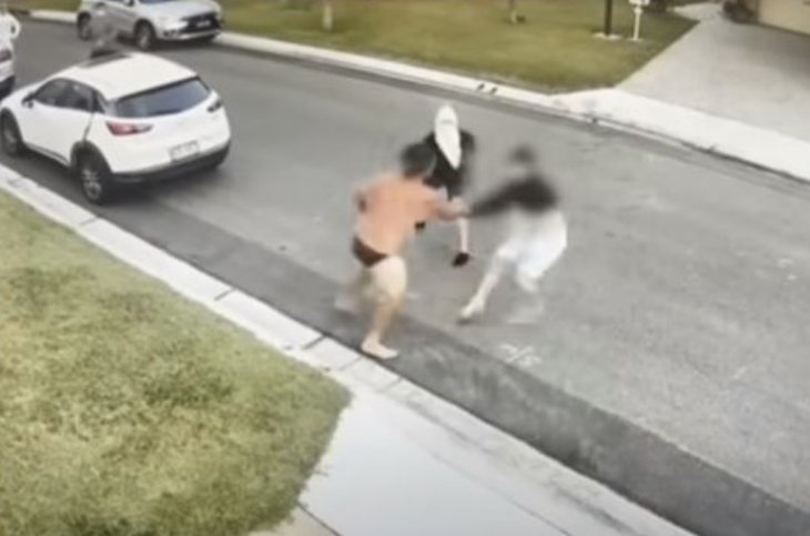 Смельчак в одних трусах сумел дать отпор ворам (ВИДЕО)