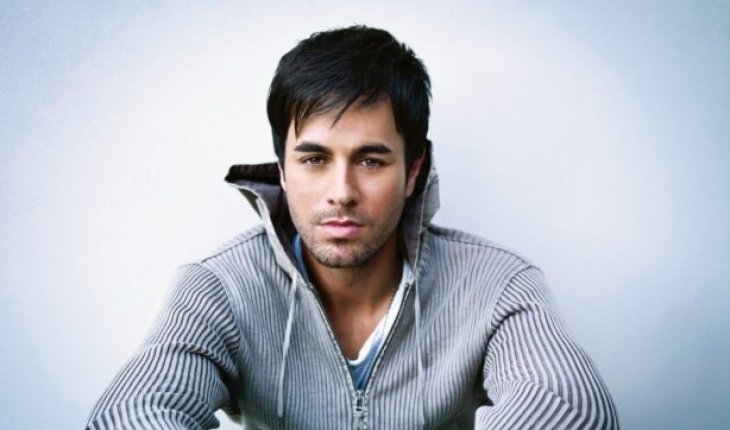 Энрике Иглесиас зацеловал фанатку на концерте в Киеве 