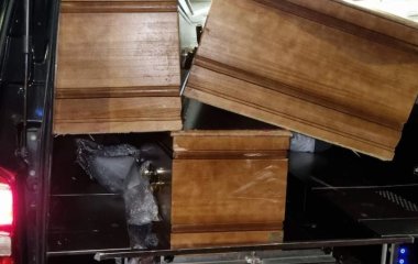 Фургон із трунами шокував поліцію: що було всередині (фото)