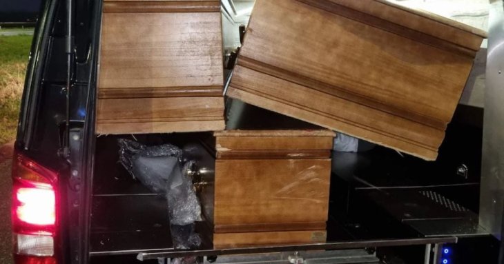 Фургон із трунами шокував поліцію: що було всередині (фото)