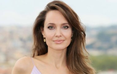 Актриса Анджелина Джоли завела роман с темнокожим рэпером The Weeknd