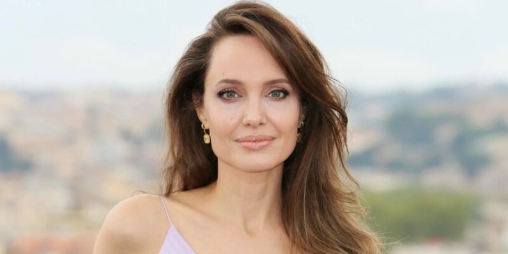 Актриса Анджелина Джоли завела роман с темнокожим рэпером The Weeknd