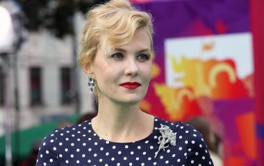 Рената Литвинова примерила десяток колец