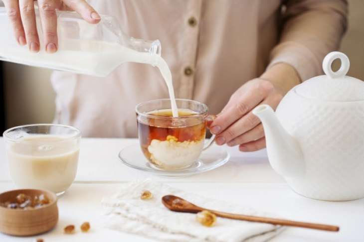 Врач оценила риск возникновения рака желудка из-за чая с молоком