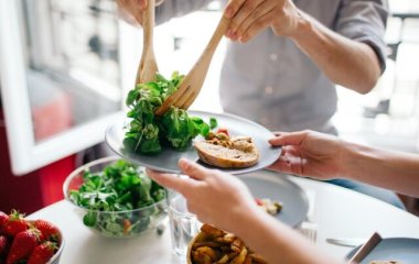 Как правильно употреблять пищу, чтобы она улучшила работу мозга: ответ специалиста