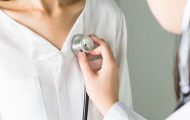 Кардіологи перерахували чотири симптоми інфаркту, що насувається.
