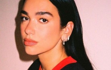 Дуа Липа устроила ночные поиски танцплощадки в боди с декольте и нижнем белье