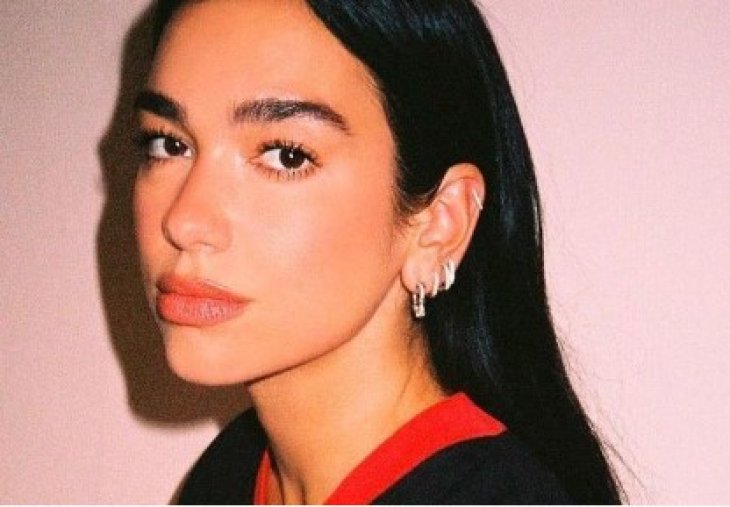 Дуа Липа устроила ночные поиски танцплощадки в боди с декольте и нижнем белье