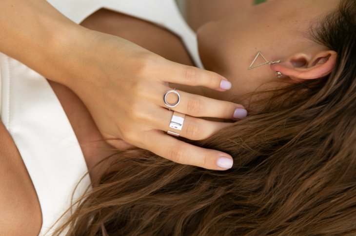 Забудьте о правилах: 7 способов стильно носить золото и серебро вместе