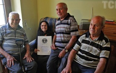 Найстаріша сім'я в світі все життя їла одну страву: що це було (фото)