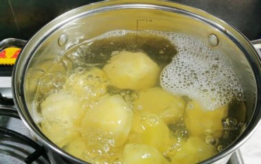 Не виливайте воду після варіння картоплі: навіщо вона може знадобитися вдома