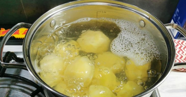 Не виливайте воду після варіння картоплі: навіщо вона може знадобитися вдома