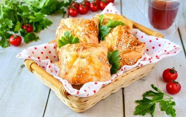 Готовим слойку с рыбой и огурцом