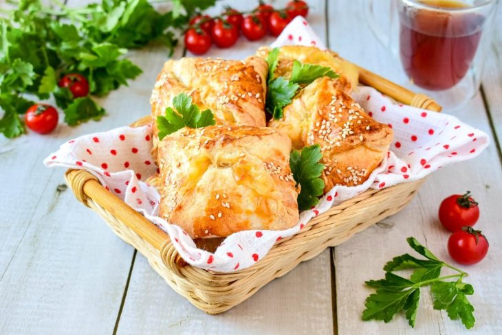 Готовим слойку с рыбой и огурцом