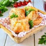 Готовим слойку с рыбой и огурцом