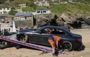 Водитель припарковался на пляже и насмешил сеть: BMW смыло в море