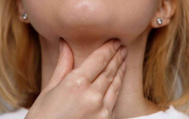 Медики выяснили, на какие серьезные проблемы со здоровьем указывает продолжительная хрипота