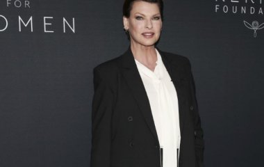 Он - ее копия: супермодель Линда Евангелиста посетила мероприятие с 16-летним сыном от мужа Сальмы Хайек