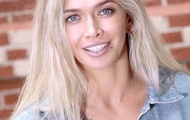 «Это ей удаётся лучше всего!»: В сети высмеяли нелепую позу и шаровары Веры Брежневой