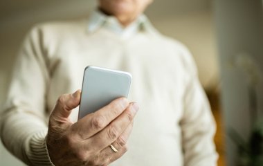 75-річний пенсіонер закохався у створену штучним інтелектом дівчину та зажадав розлучення