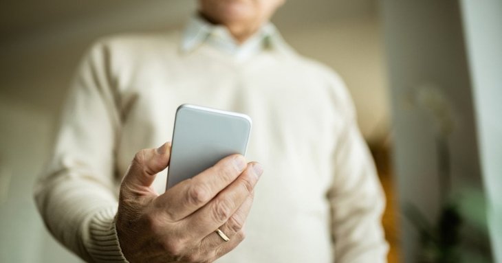 75-річний пенсіонер закохався у створену штучним інтелектом дівчину та зажадав розлучення