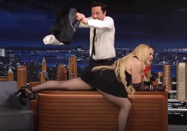 Мадонна появилась на американском телешоу с полуоголенными ягодицами и вогнала зрителей в ступор