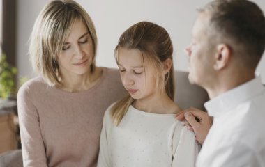 Ця небезпечна фраза руйнує дітям життя: батьки в жодному разі її не повинні говорити
