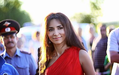 Зара продемонстрировала осенний аутфит в коричневых тонах